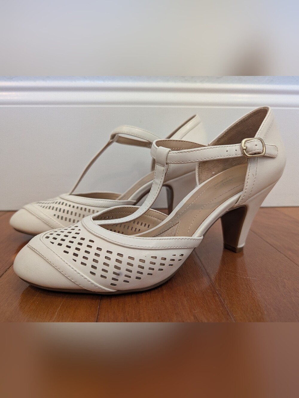 Off-White Pin-Up/Vintage Inspired Heel by Naturalizer